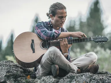 Hailed as a “virtuoso of the fingerstyle guitar” by Acoustic Guitar Magazine, Calum Graham is a captivating force in the acoustic music scene.