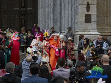 Celebrants don festive finery and show off their very best bonnets along NYC’s Fifth Avenue.