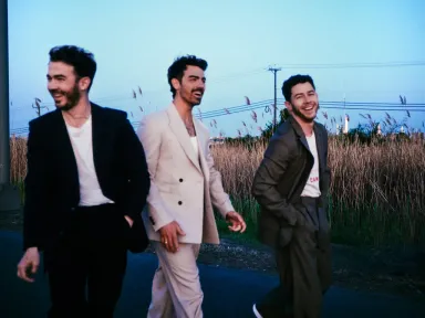 Jonas Brothers take their JONAS20 Greetings From Your Hometown to...