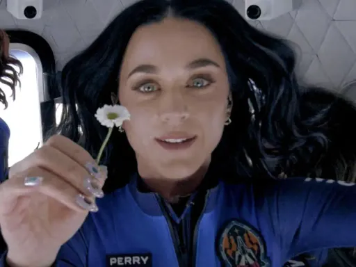 KATY PERRY takesTHE LIFETIMES TOUR to the Kia Forum. 3900