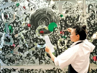 OzAsia Festival’s Artist in Schools resident, Jingwei Bu, brings daily life to the walls of Children’s Artspace through performative drawings made in collaboration with children.