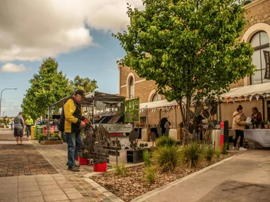 Sixth Street MAKERS MARKET is an annual family-friendly event in the heart of the Murray Bridge arts precinct.