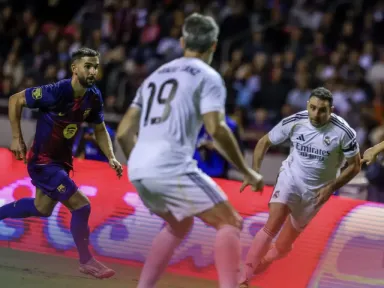 Real Madrid Leyendas vs FC Barcelona Legends (Exhibition)...