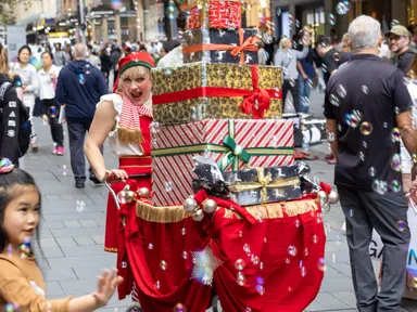 Enjoy roving performers, carollers and decorations.Check out the Christmas tree at Martin Place and ...