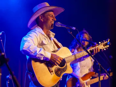 Nationally acclaimed singer songwriter Tom Curtain is again hitting the road, touring his national award winning outback show Katherine Outback Experience.